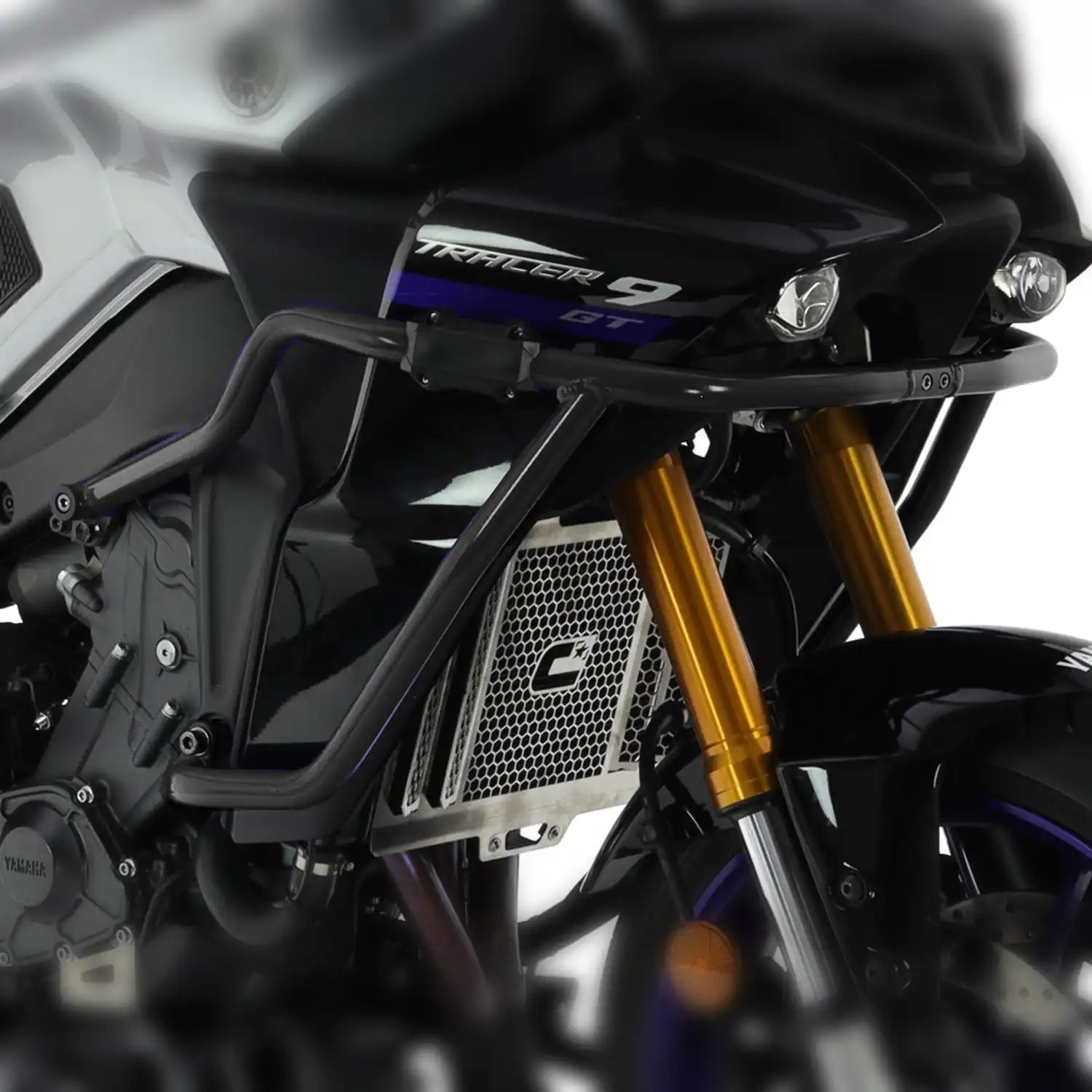 Barras de Protección Adventure R&G aluminio negro montadas en Yamaha Tracer 9 2021-2024 protegiendo motor y carenados