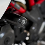 Instalación tope de caída R&G en punto montaje chasis BMW G310R sin perforar