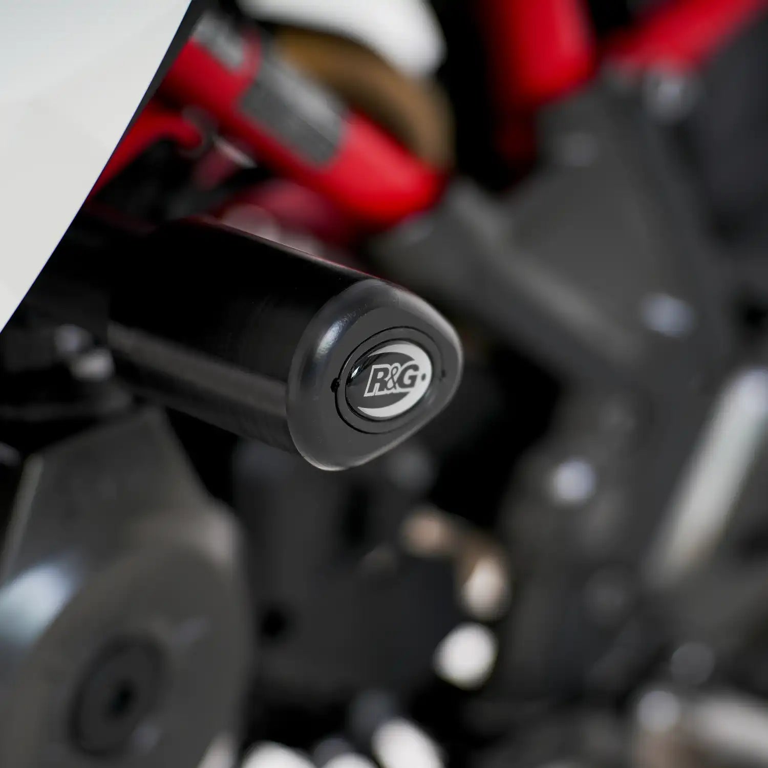 Instalación tope de caída R&G en punto montaje chasis BMW G310R sin perforar