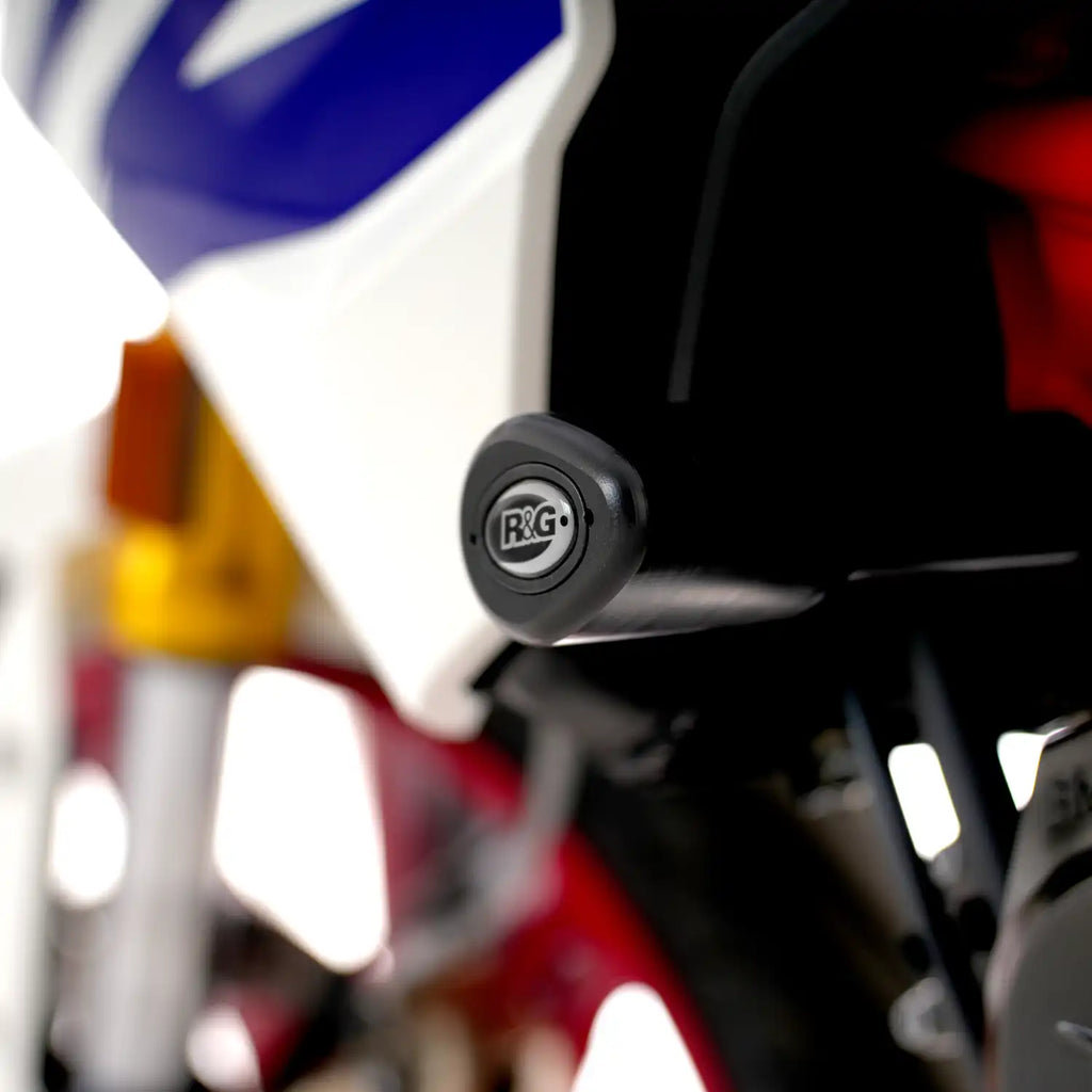 Comparativa tamaño bobbin R&G Aero versus moneda para BMW G310R