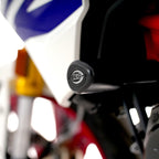 Comparativa tamaño bobbin R&G Aero versus moneda para BMW G310R