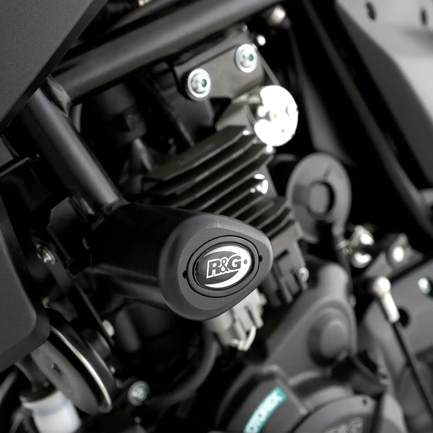 Protector de chasis R&G Aero negro para Yamaha MT-07 detalle bobbin aerodinámico