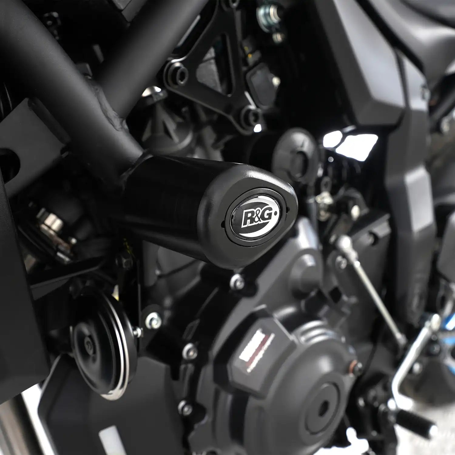 Frame slider R&G Aero instalado Yamaha MT-07 detalle perno acero templado