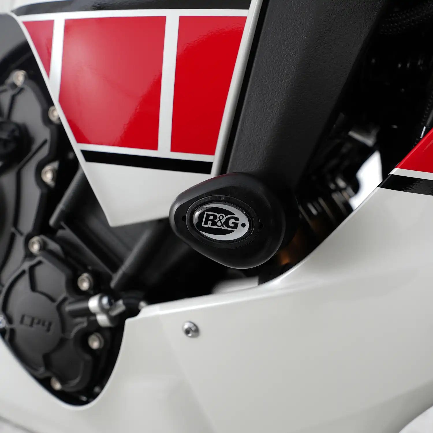 Tope de Caída R&G Aero negro montado en Yamaha R1 2023 vista lateral izquierda