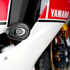 Detalle bobbin aerodinámico R&G Aero con tapa removible en Yamaha YZF-R1