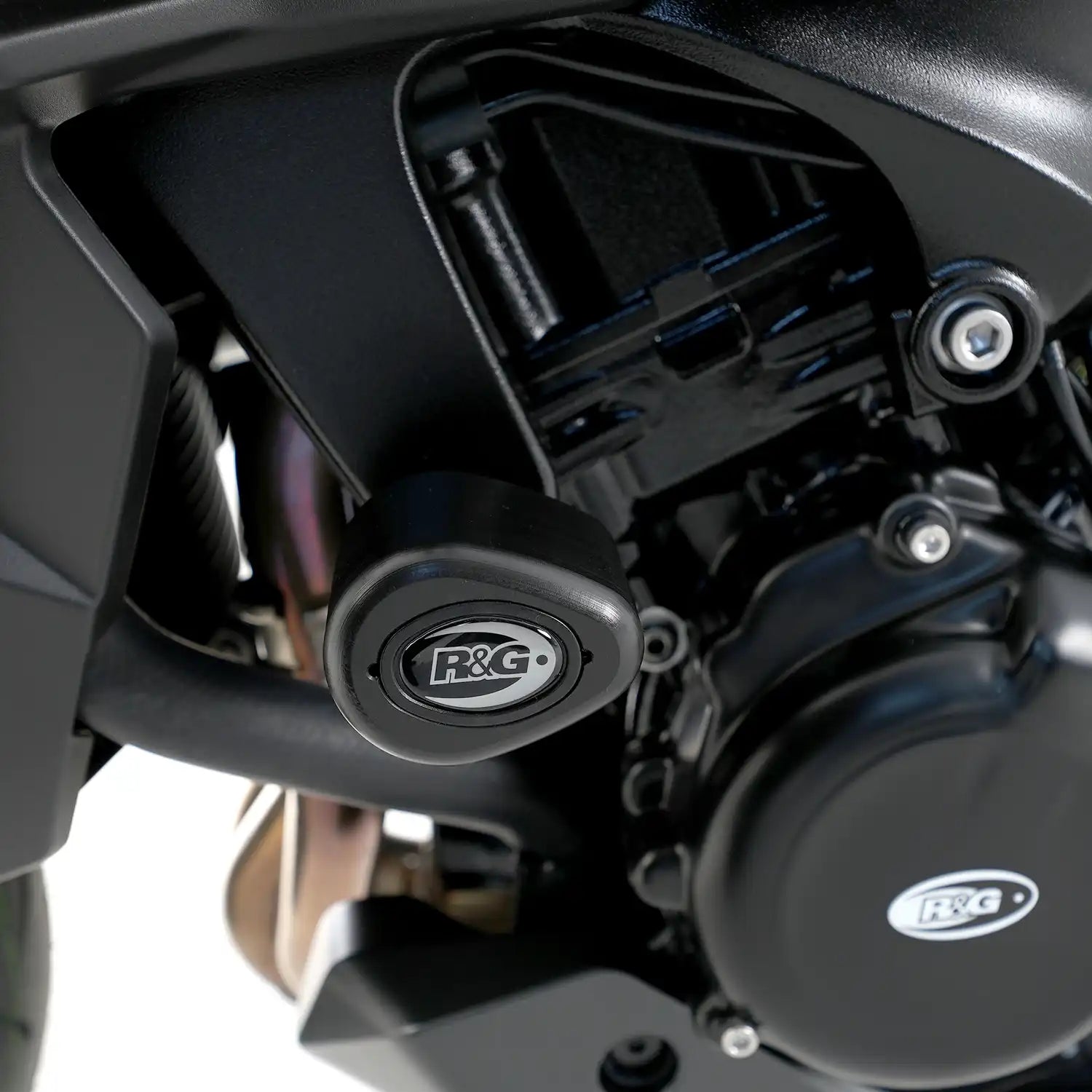 Detalle bobbin aerodinámico R&G Aero con tapa removible en GSX-S1000
