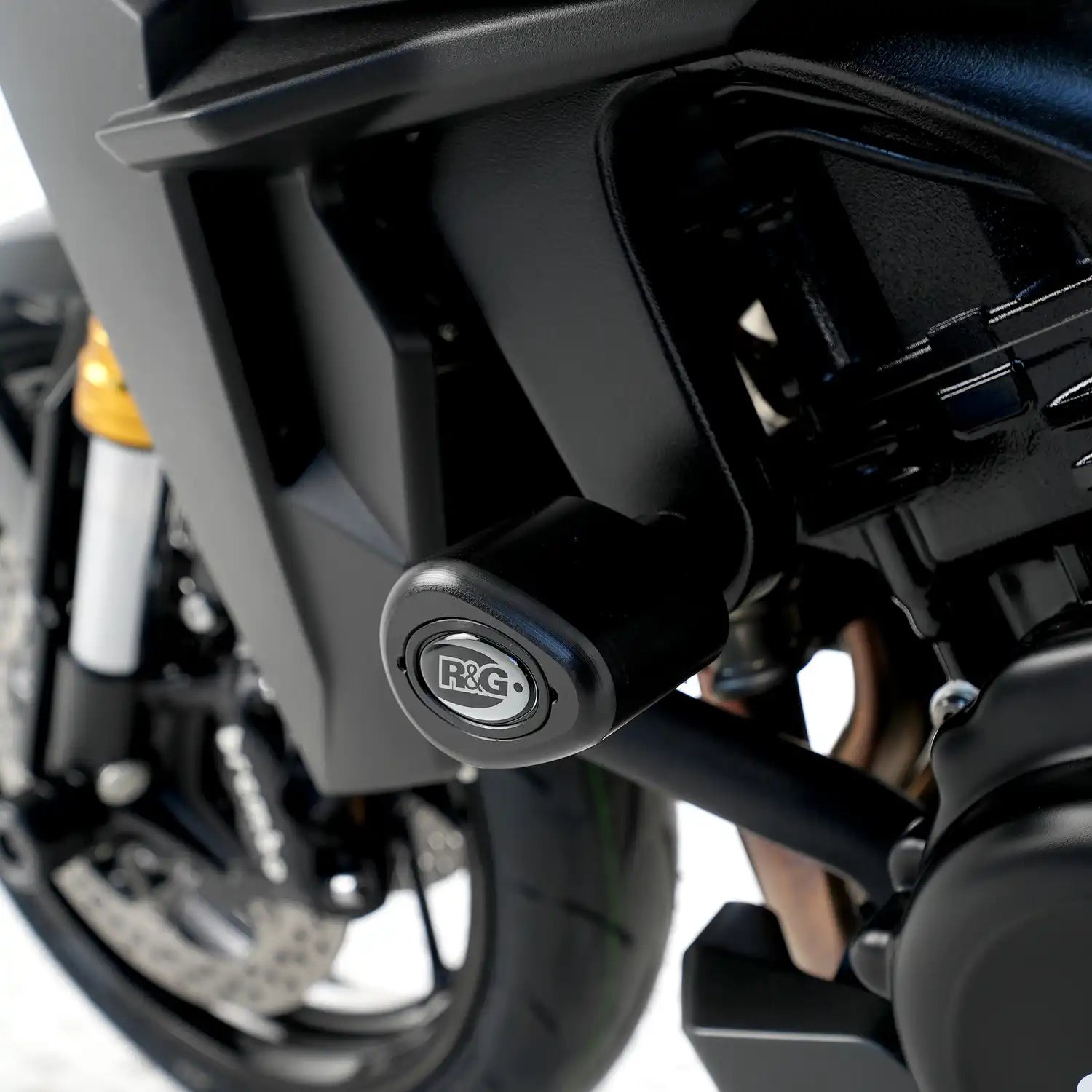 Vista lateral Tope de Caída R&G Aero instalado en chasis Suzuki Katana