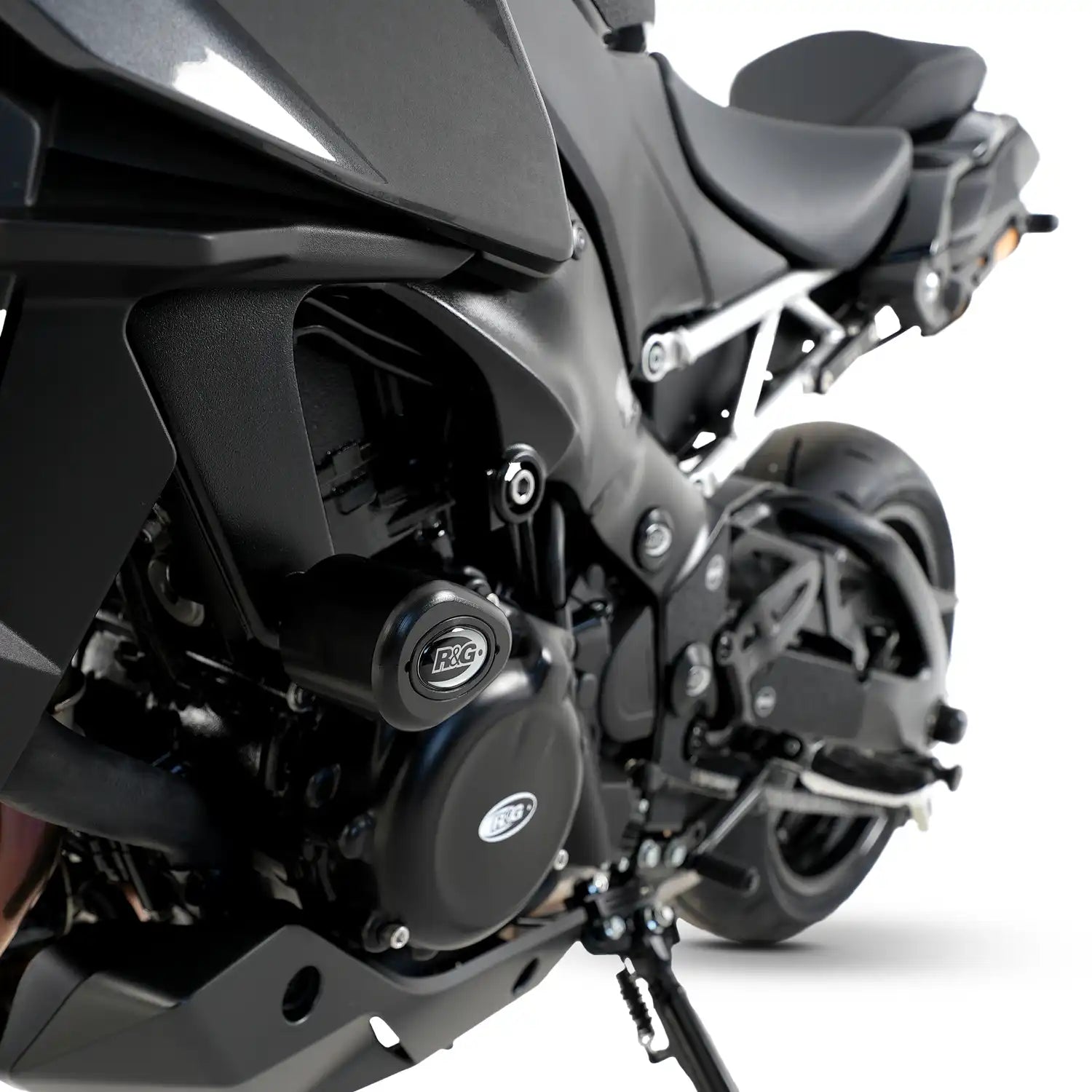 Topes de Caída R&G Aero montados en Suzuki GSX-S1000 GX 2024 color negro