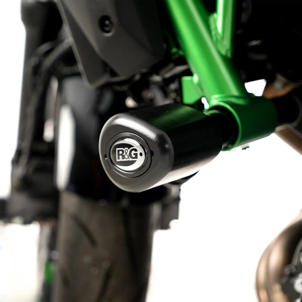 Instalación topes R&G Aero en Kawasaki Z650 mostrando montaje en puntos de fábrica