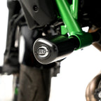 Instalación topes R&G Aero en Kawasaki Z650 mostrando montaje en puntos de fábrica