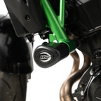 Vista cercana slider R&G Aero protegiendo tapa motor Kawasaki Z650