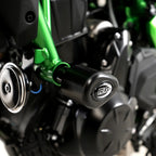 Detalle bobbin Aero R&G negro montado en chasis Kawasaki Z650 lado derecho