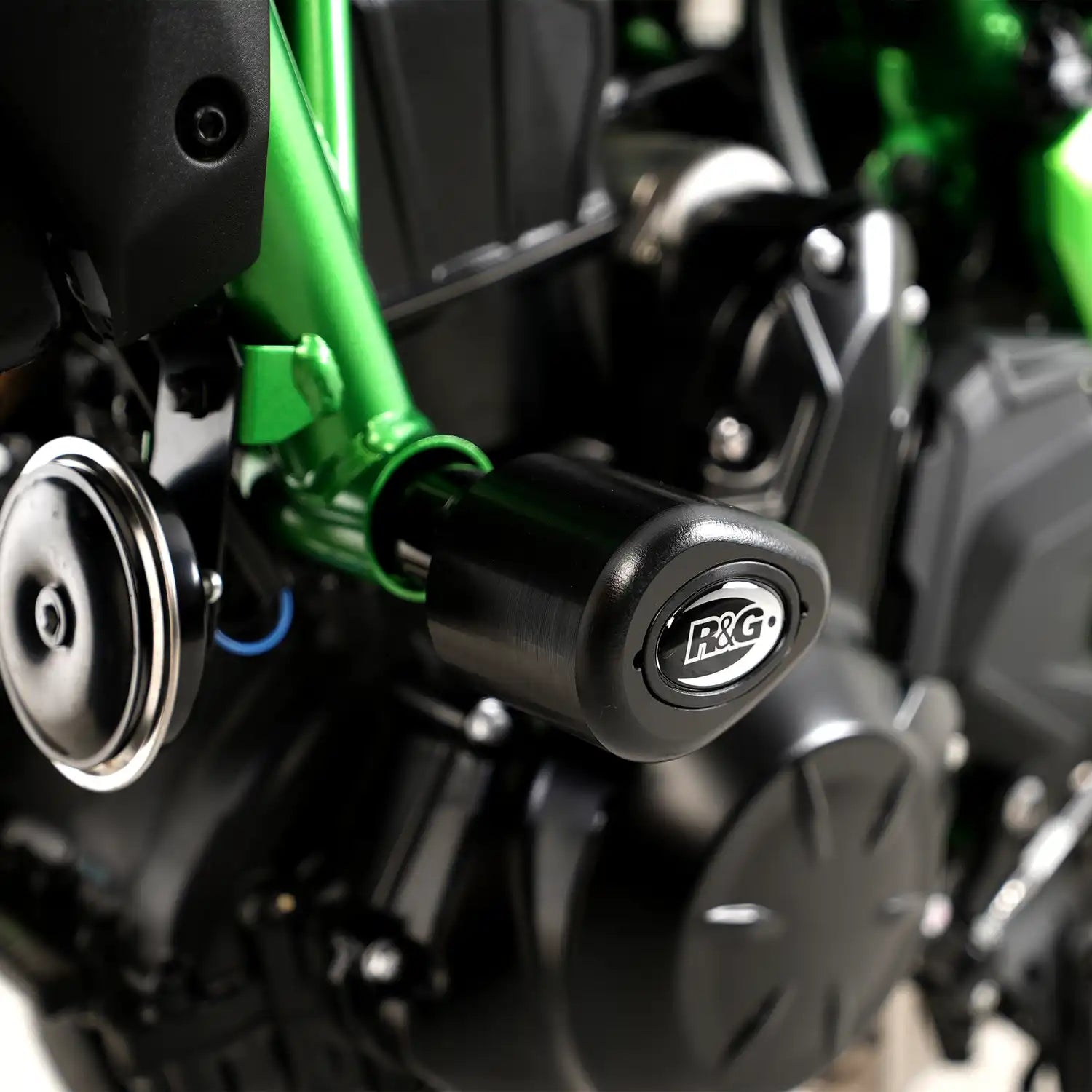 Detalle bobbin Aero R&G negro montado en chasis Kawasaki Z650 lado derecho