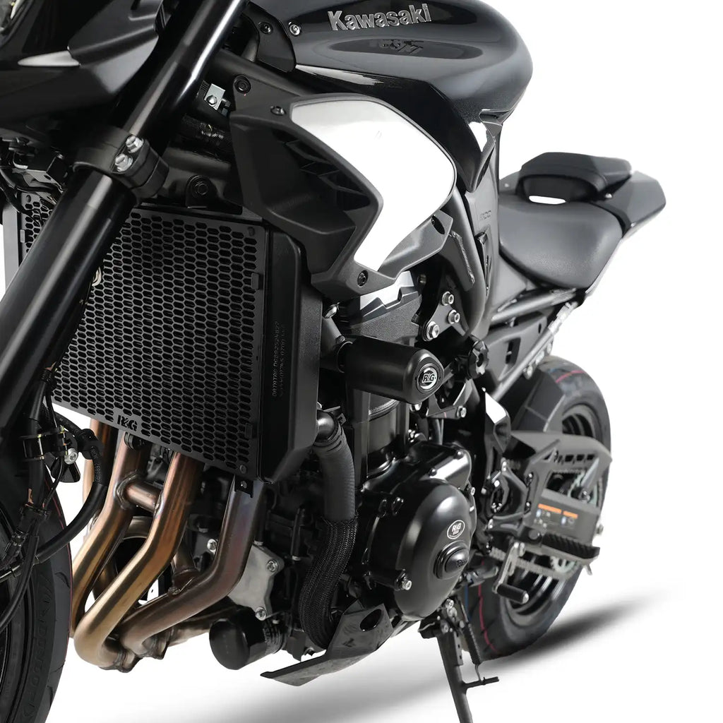 Tope de Caída R&G Aero negro instalado en Kawasaki Z900 2025 vista lateral completa