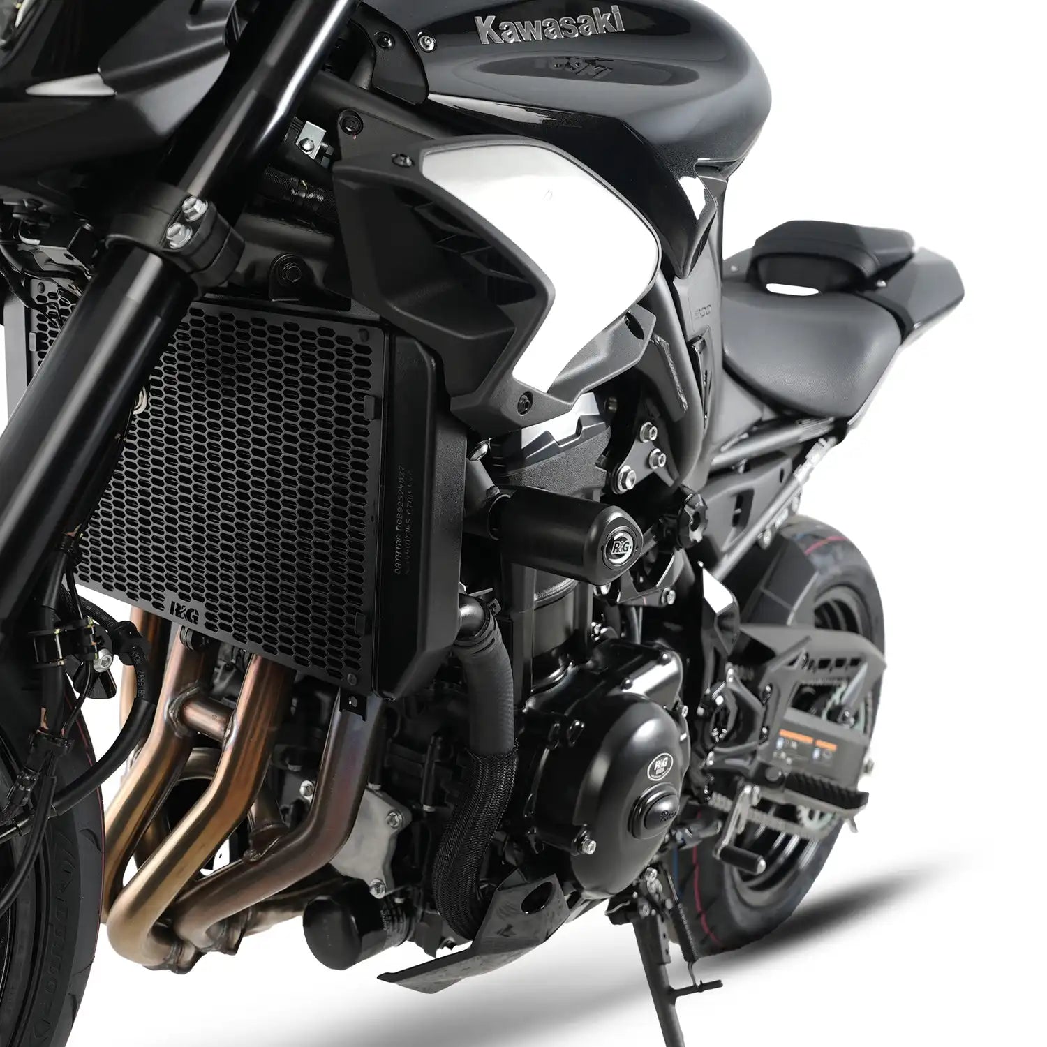 Tope de Caída R&G Aero negro instalado en Kawasaki Z900 2025 vista lateral completa