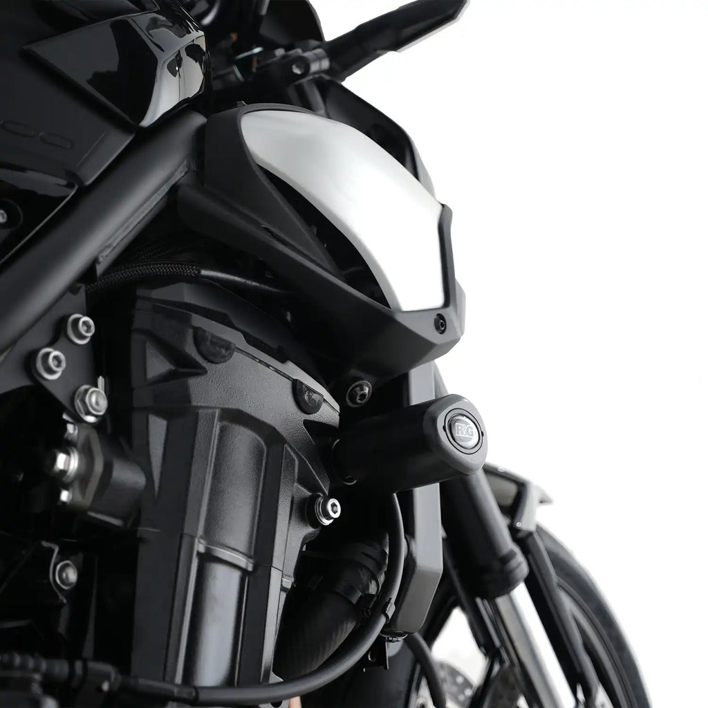 Protector frame slider R&G estilo Aero montado en chasis Kawasaki Z900 detalle cercano