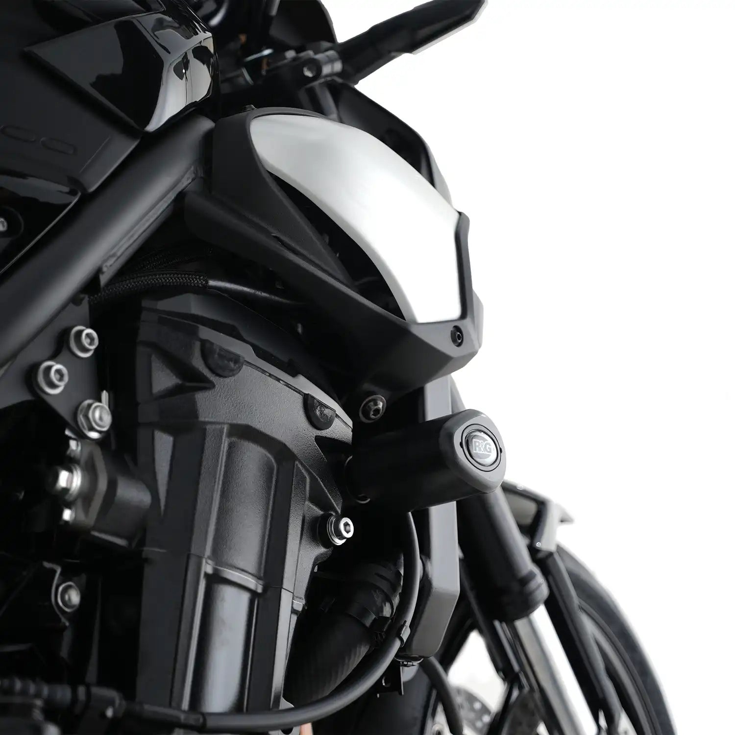 Protector frame slider R&G estilo Aero montado en chasis Kawasaki Z900 detalle cercano