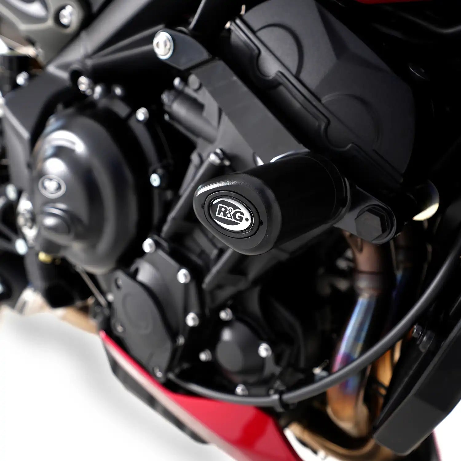 Detalle montaje directo tope de caída R&G sin modificar carenado Triumph Street Triple