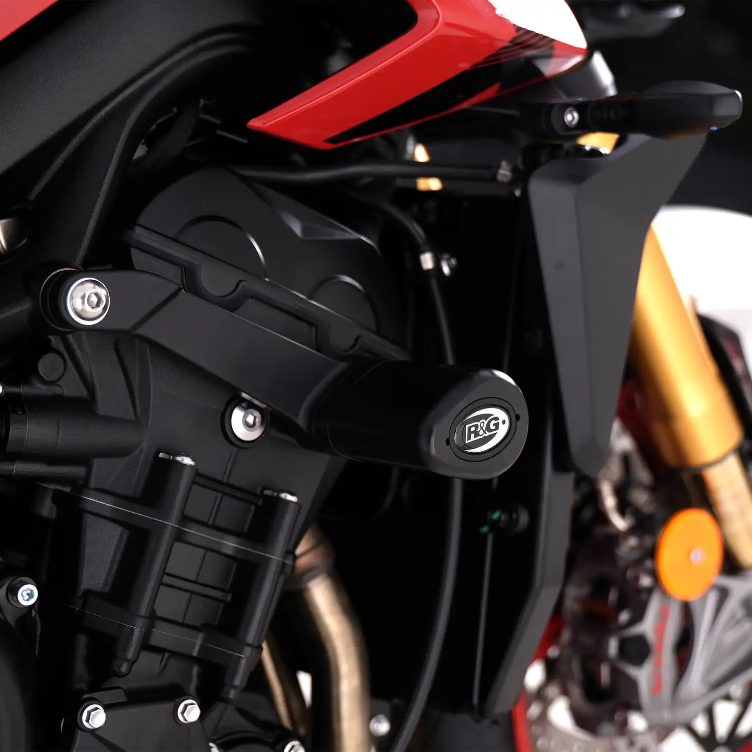 Detalle bobbin Aero R&G negro en chasis Triumph Street Triple 765 con tapa removible