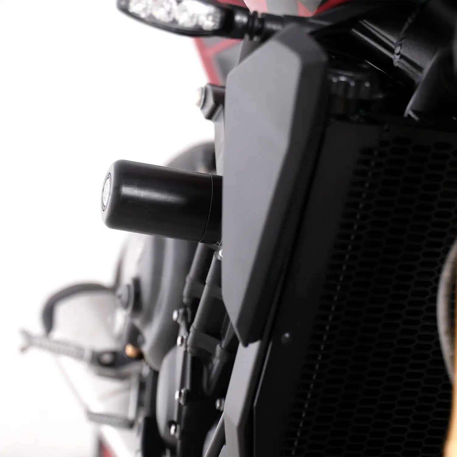 Primer plano diseño aerodinámico gota bobbin Aero R&G en Street Triple 765