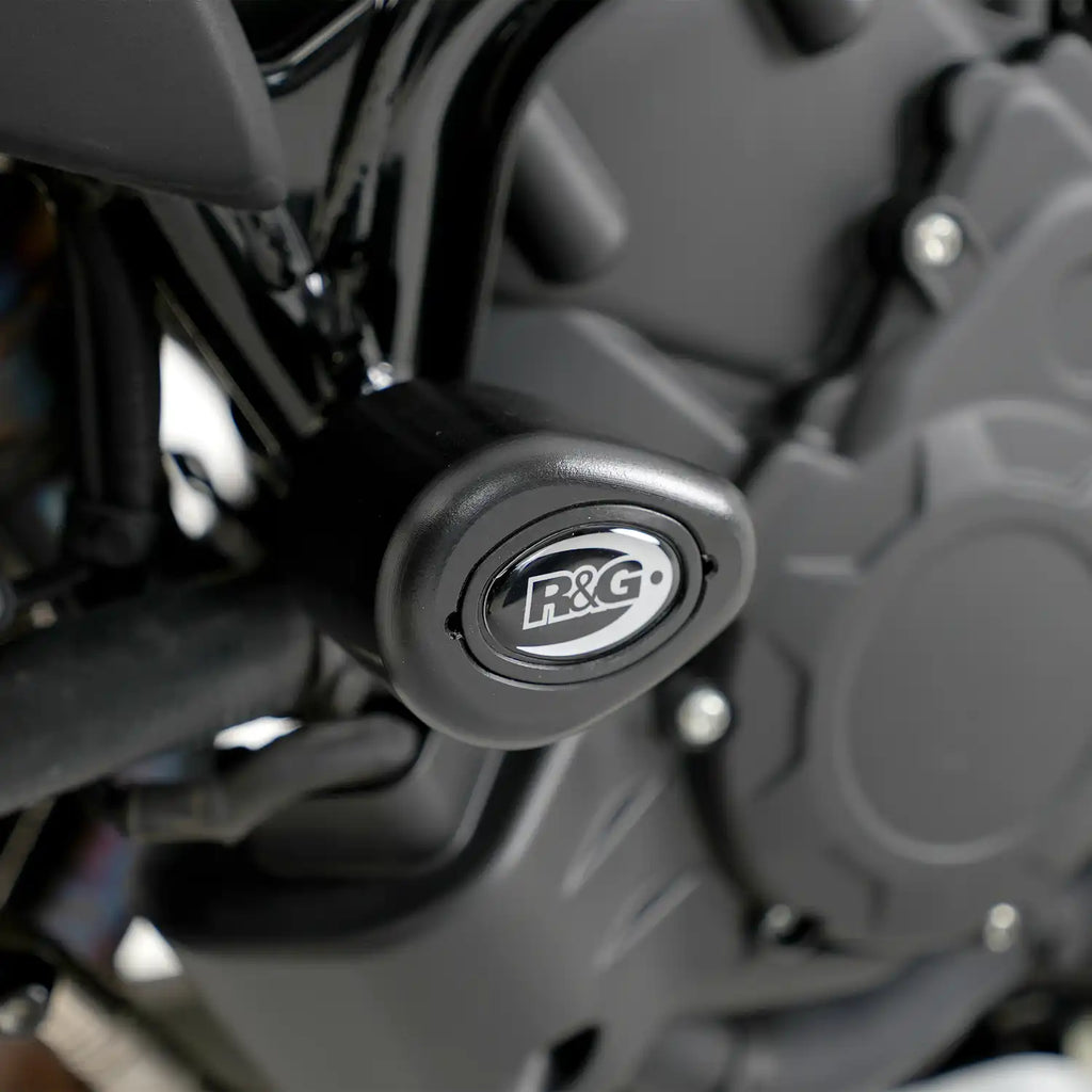 Instalación de tope de caída R&G Aero en punto de montaje de chasis MV Agusta Brutale 800RR