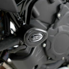 Instalación de tope de caída R&G Aero en punto de montaje de chasis MV Agusta Brutale 800RR
