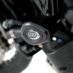 Detalle de bobbin R&G Aero estilo gota con tapa removible instalado en chasis MV Agusta