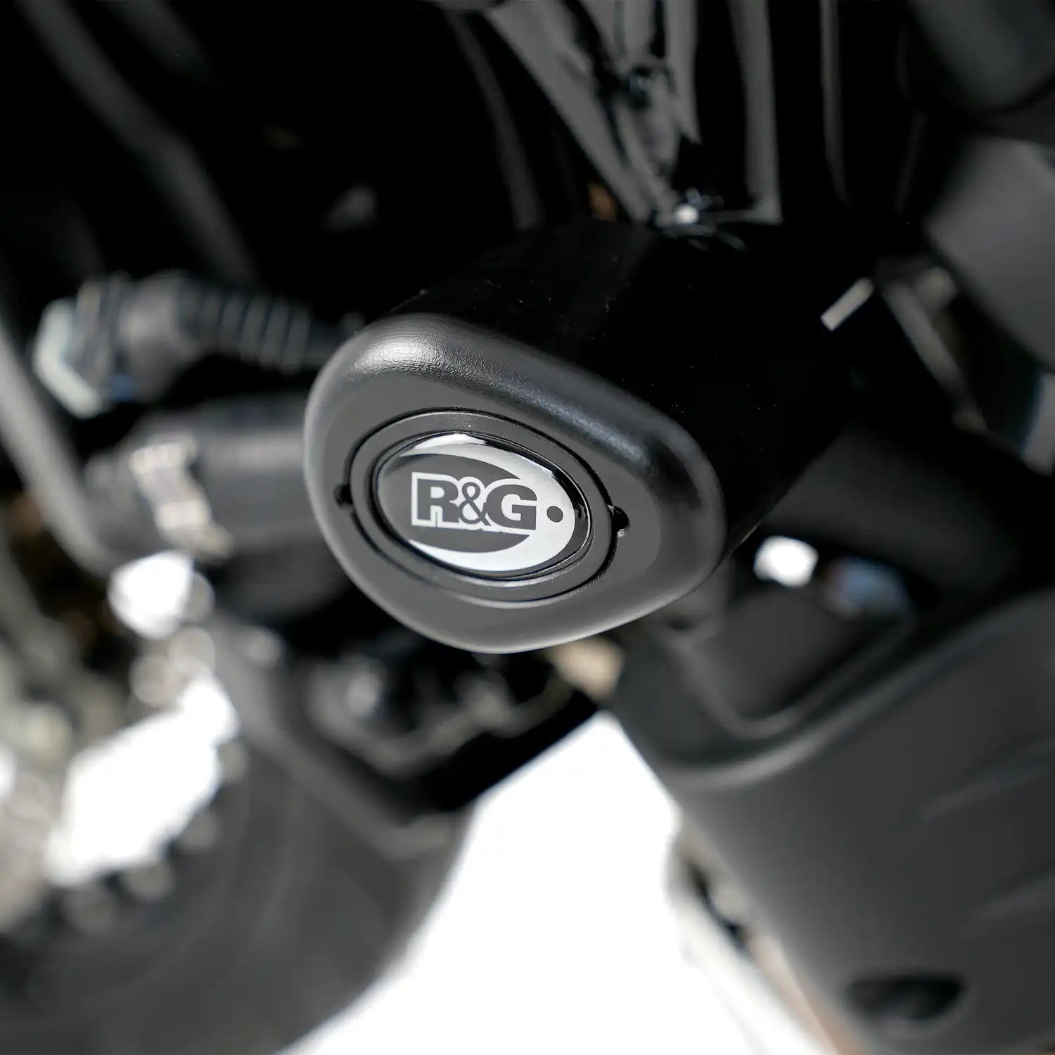 Detalle de bobbin R&G Aero estilo gota con tapa removible instalado en chasis MV Agusta