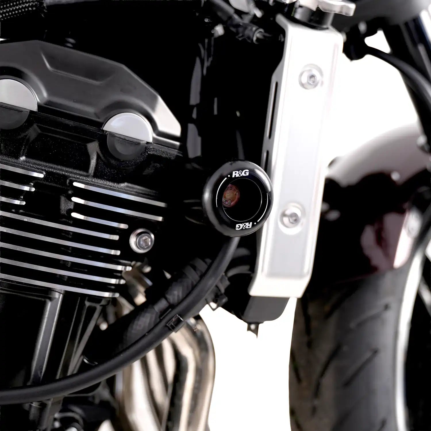 Crash protector R&G Classic instalado en motor Kawasaki Z900RS primer plano