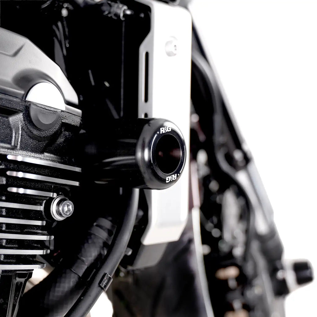 Detalle montaje directo al chasis sin modificar carenado Z900RS con tope R&G