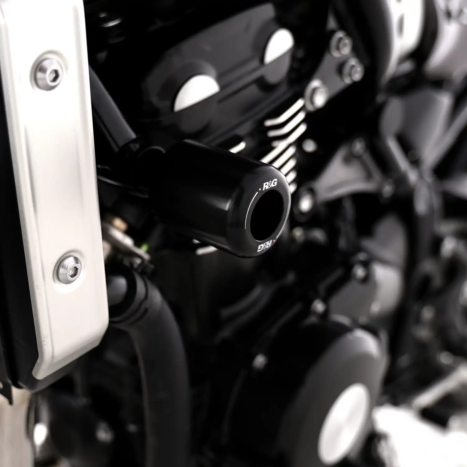 Primer plano acabado anodizado negro tope de caída R&G Classic para Z900RS