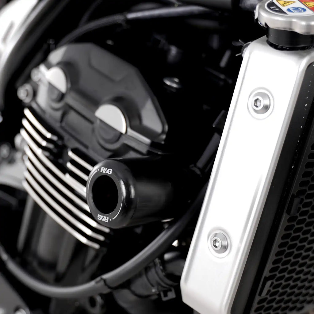 Detalle tope de caída R&G Classic negro instalado en chasis Kawasaki Z900RS
