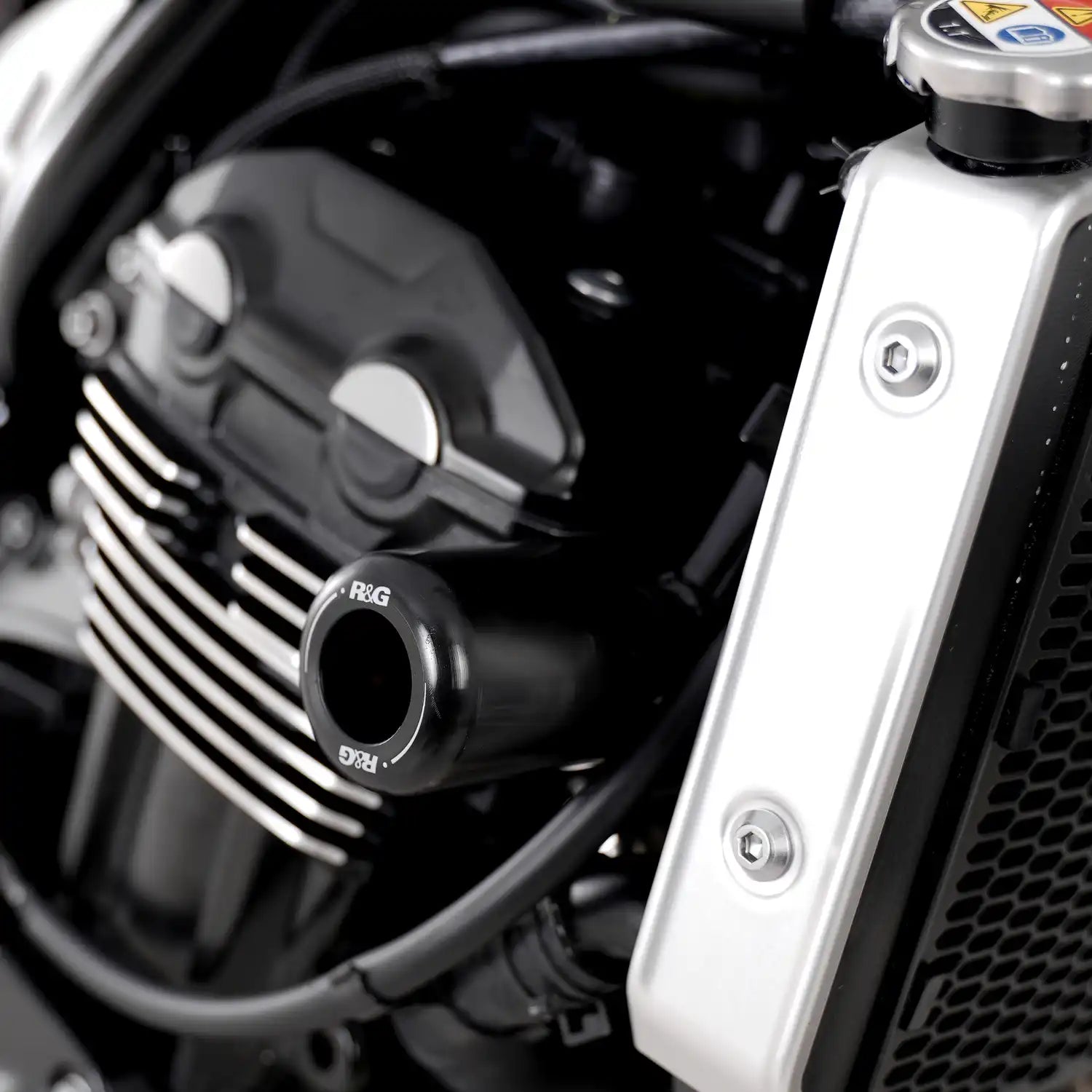 Detalle tope de caída R&G Classic negro instalado en chasis Kawasaki Z900RS