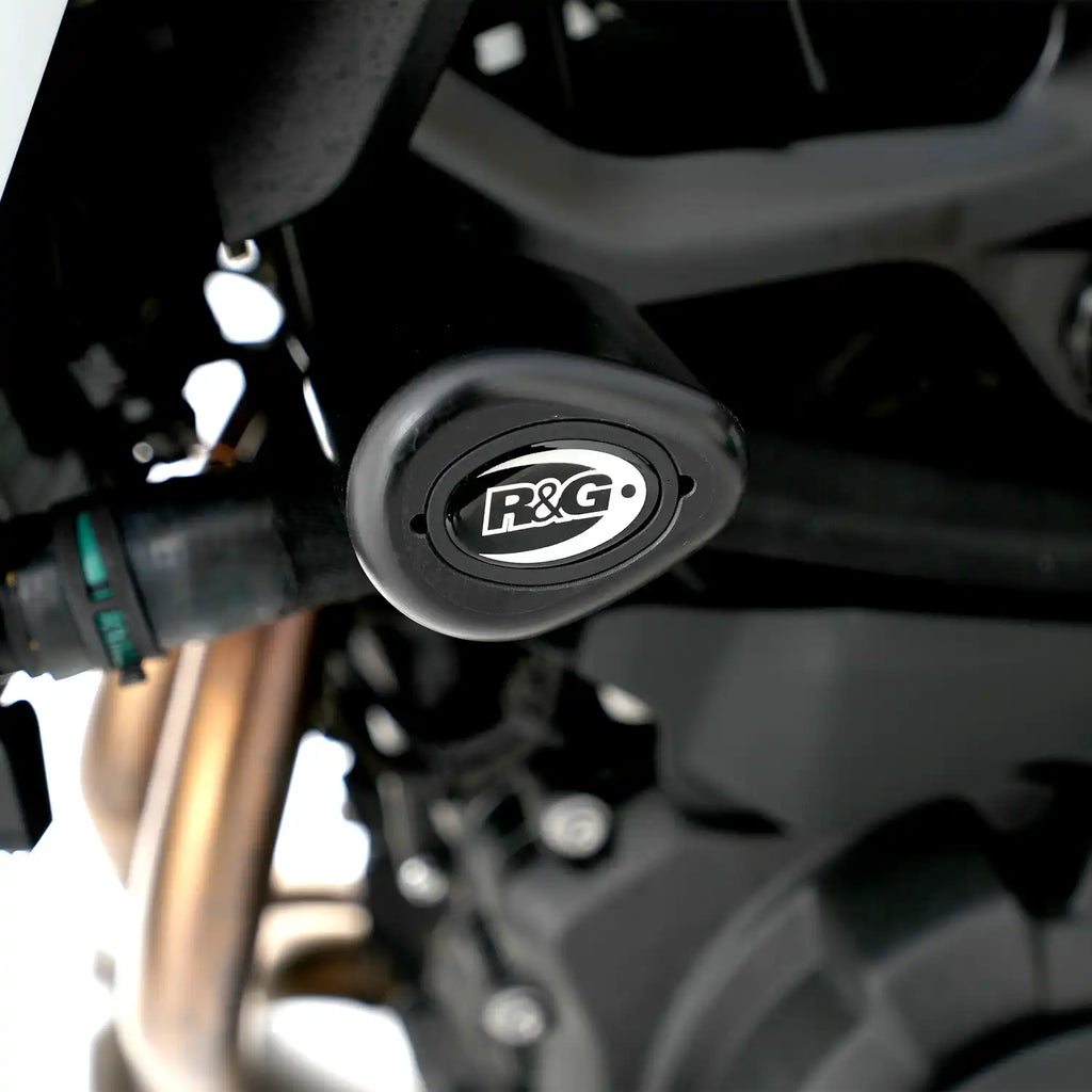 Crash protector R&G Aero instalado en chasis BMW F900GS perspectiva frontal