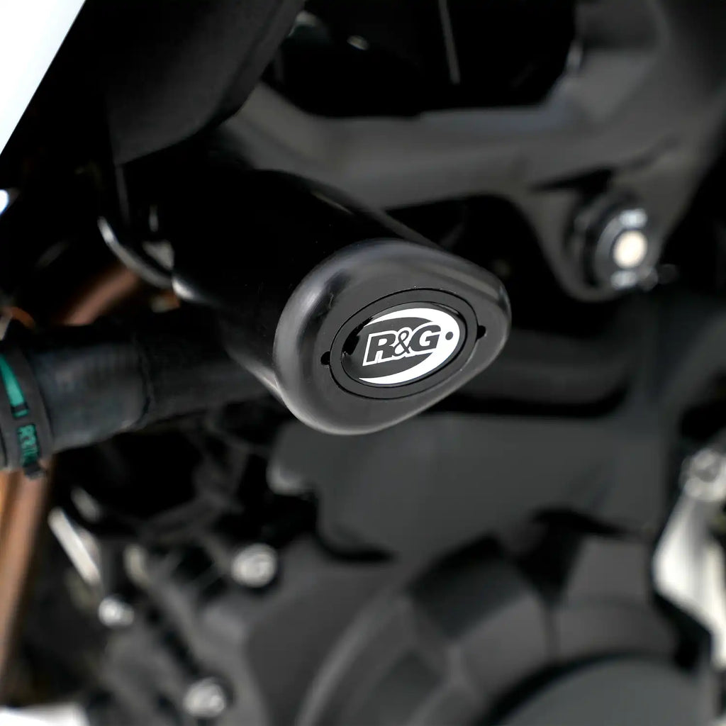 Detalle Aero Bobbin R&G en BMW F900GS 2024 mostrando tapa final removible