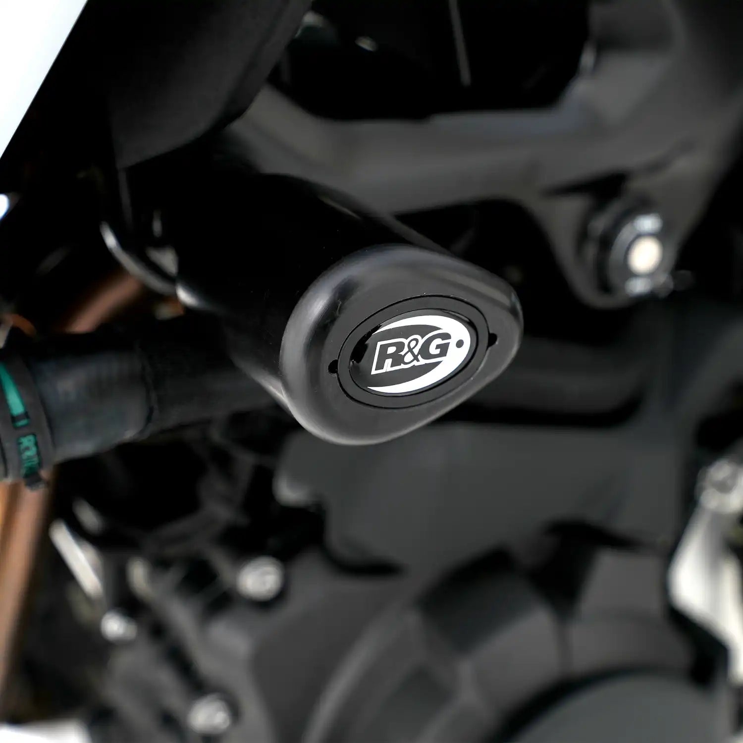 Detalle Aero Bobbin R&G en BMW F900GS 2024 mostrando tapa final removible