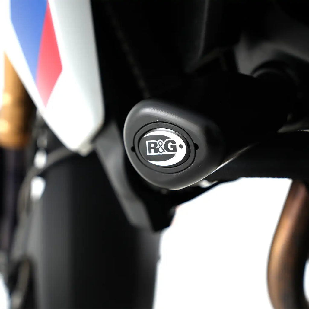 Kit completo topes R&G Aero BMW F900GS sobre moto fondo blanco