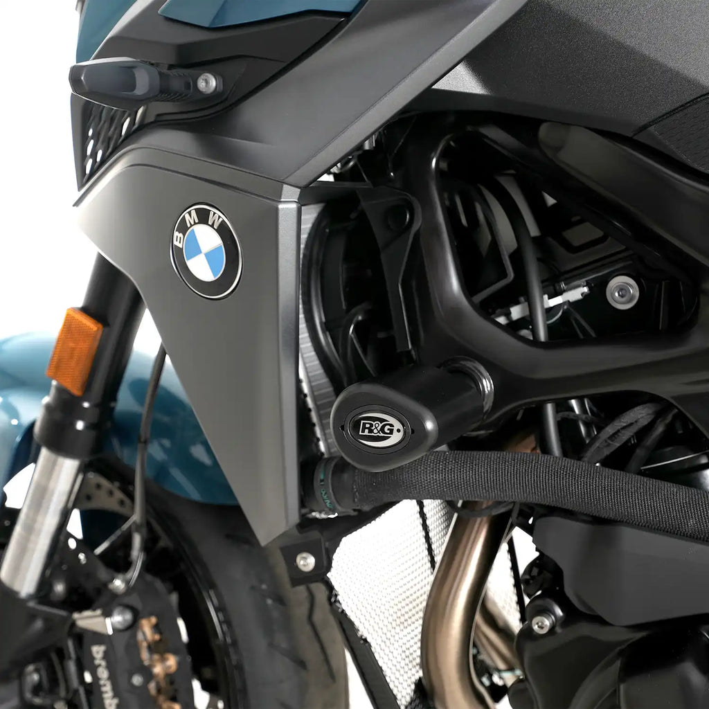 Detalle montaje chasis tope R&G Aero BMW F900R sin modificar carenado