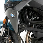 Detalle montaje chasis tope R&G Aero BMW F900R sin modificar carenado