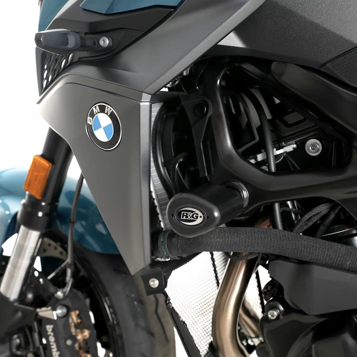 Detalle montaje chasis tope R&G Aero BMW F900R sin modificar carenado