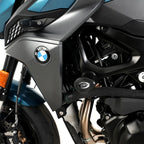 Crash protector R&G Aero BMW F900R 2025 ángulo trasero mostrando perfil