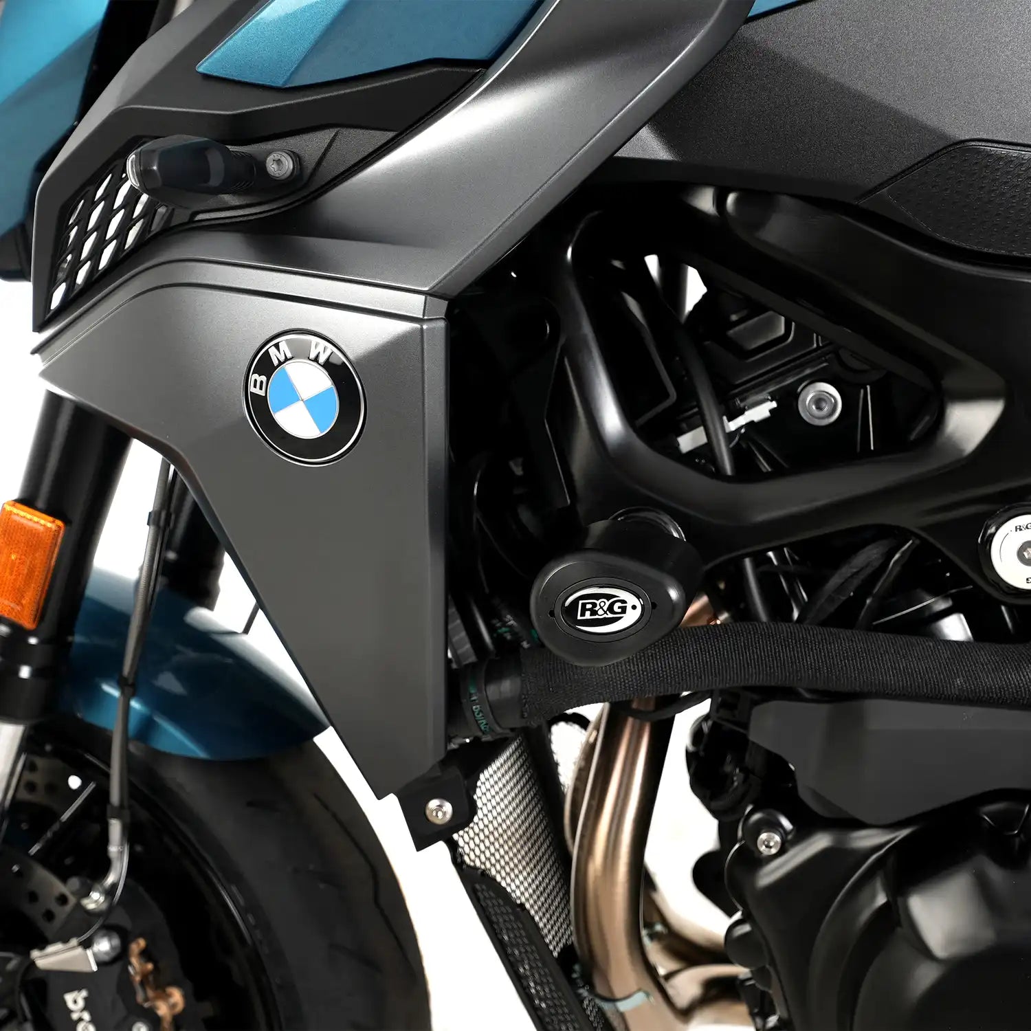 Crash protector R&G Aero BMW F900R 2025 ángulo trasero mostrando perfil