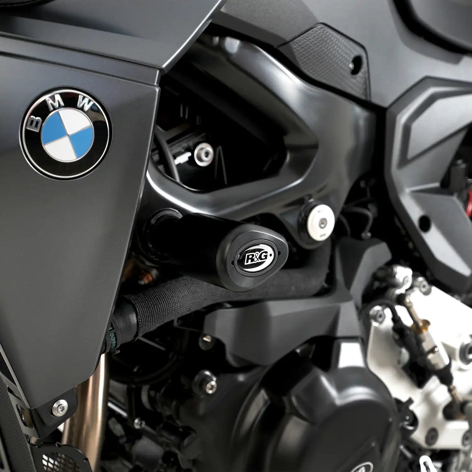 Frame slider R&G Aero BMW F900R 2025 vista lateral completa instalado