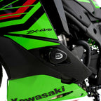 Detalle bobbin Aero R&G negro instalado en chasis Kawasaki ZX-4R mostrando tapa removible