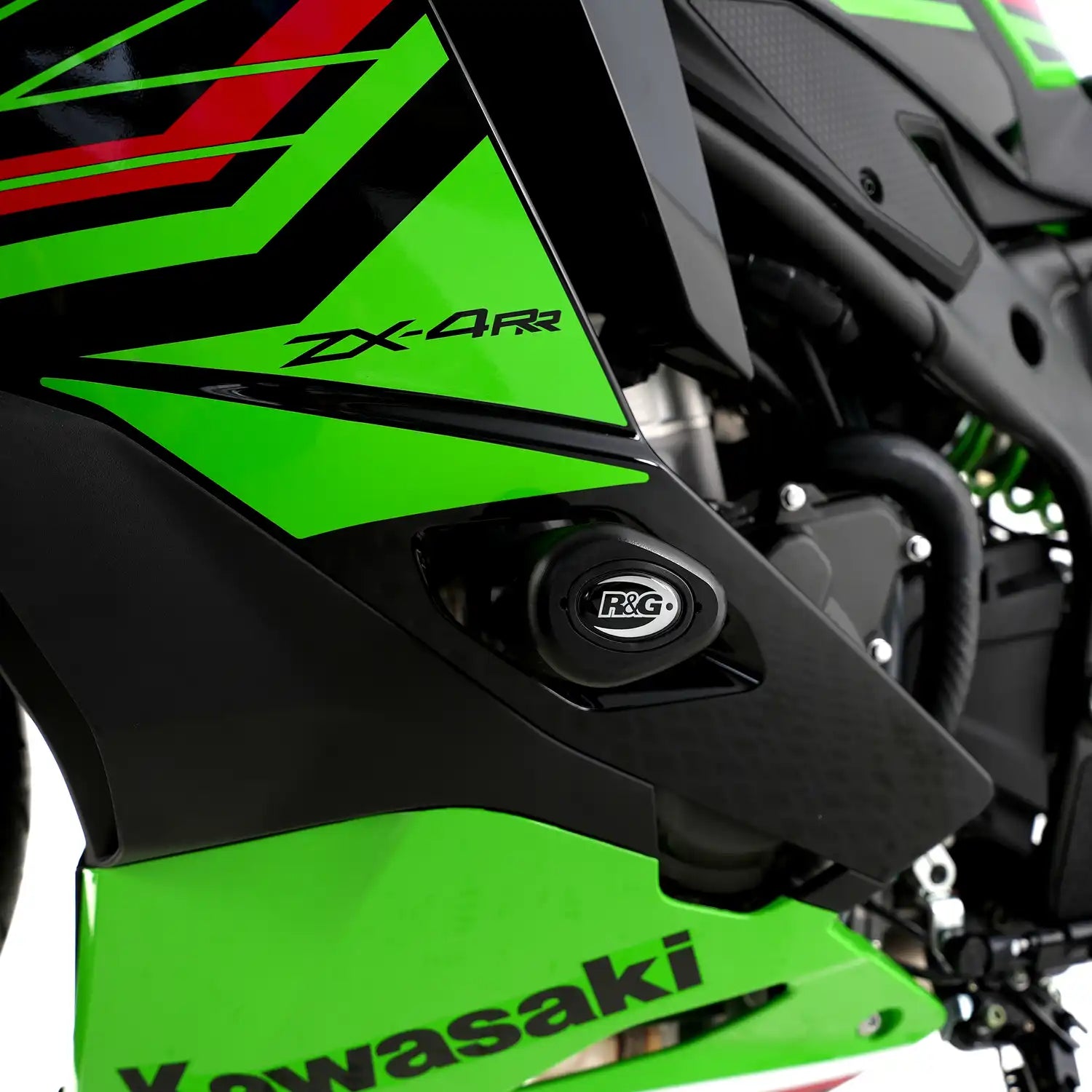 Detalle bobbin Aero R&G negro instalado en chasis Kawasaki ZX-4R mostrando tapa removible