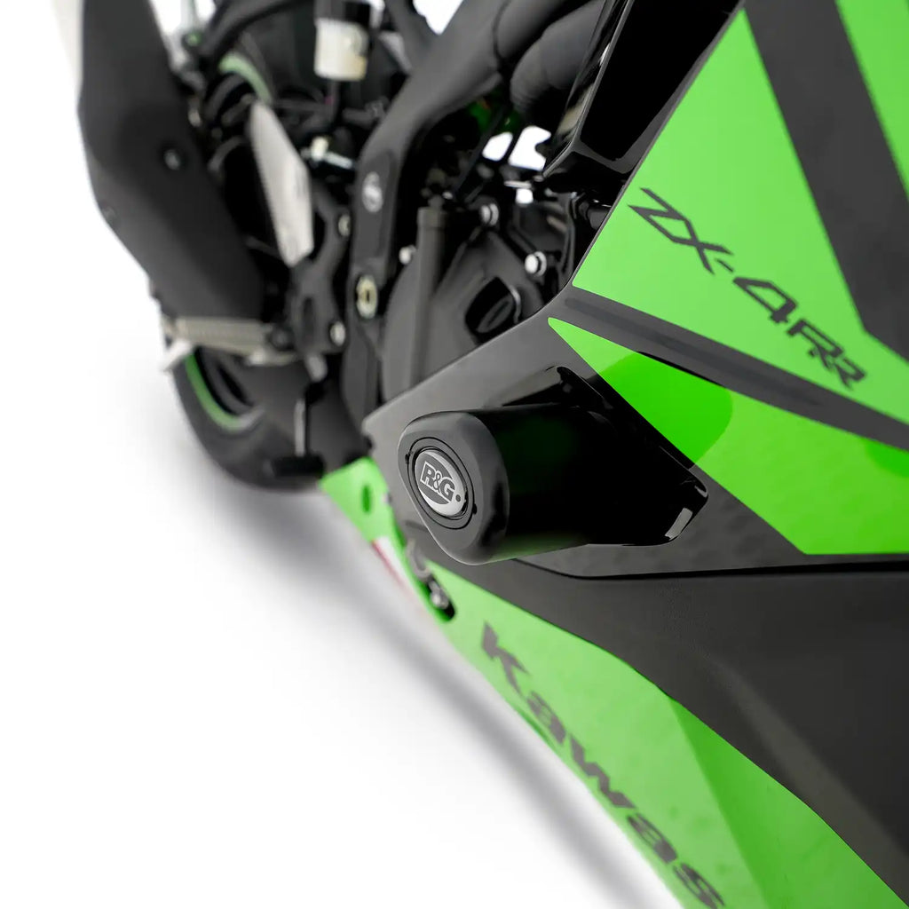 Close-up fijación frame slider R&G al chasis Kawasaki ZX-4R con manga de compresión visible