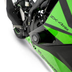 Close-up fijación frame slider R&G al chasis Kawasaki ZX-4R con manga de compresión visible