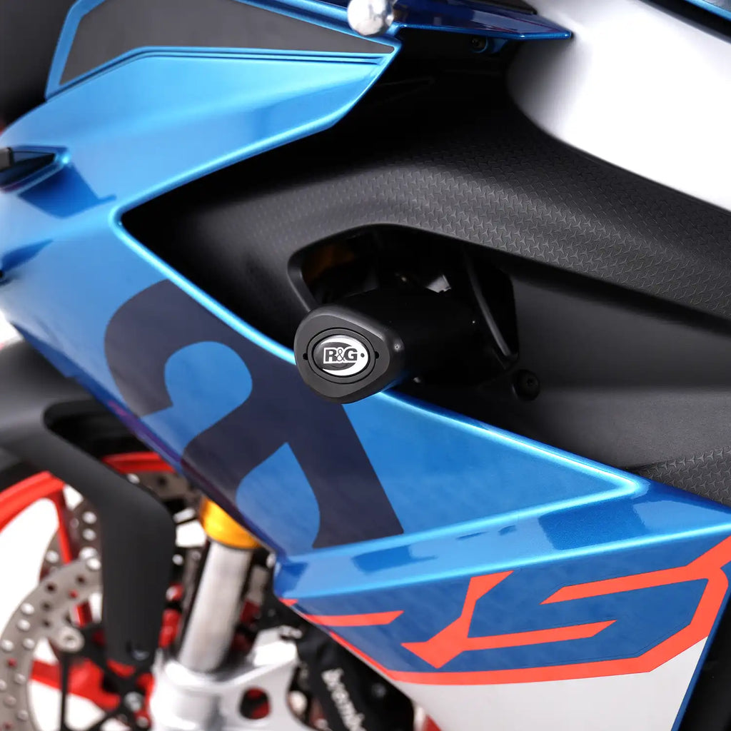 Detalle Bobbin Aero R&G negro con tapa removible en RS660