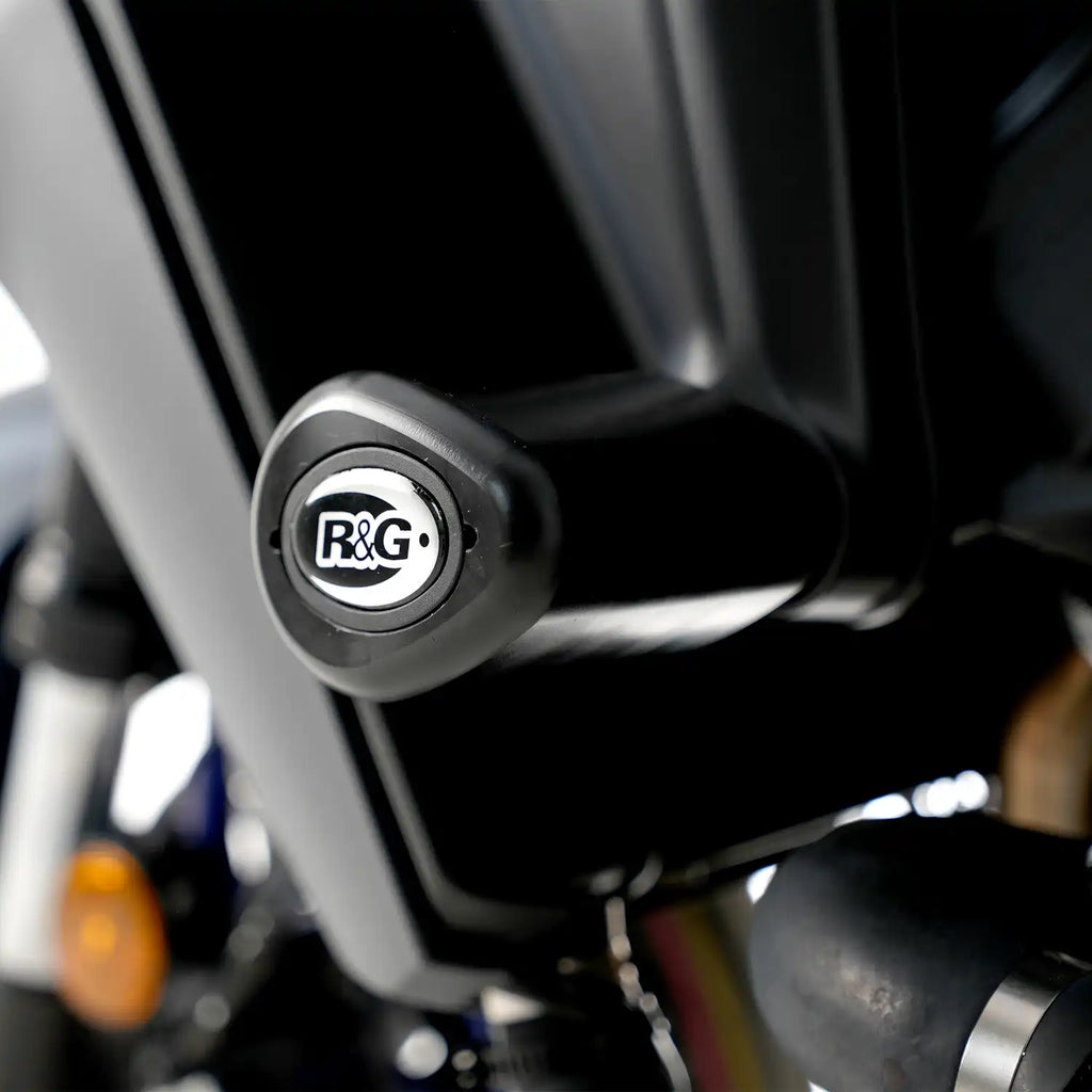 Detalle de bobbin aerodinámico R&G estilo gota con tapa removible en Yamaha