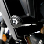 Detalle de bobbin aerodinámico R&G estilo gota con tapa removible en Yamaha